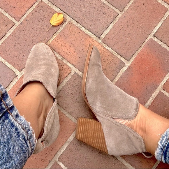 Jeffrey Campbell Rosalee Booties Block Heel Ankle Boots Gray Taupe Suede Size 7 - Picture 10 of 16